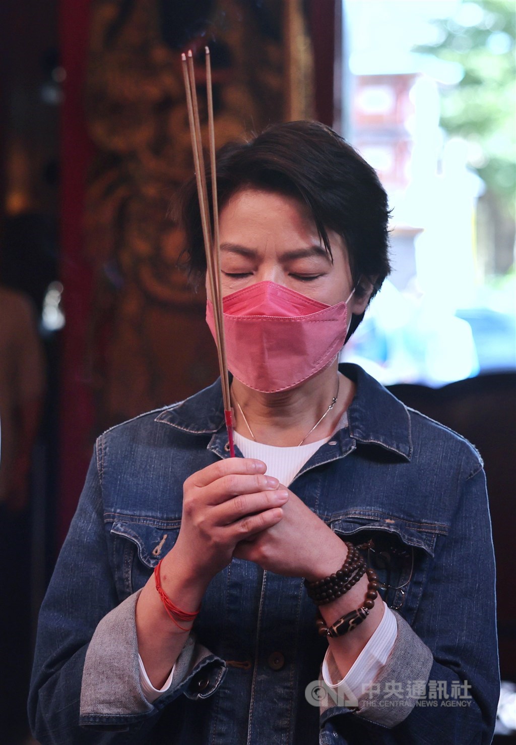 Independent Taipei mayoral candidate, former Deputy Taipei Mayor Huang Shan-shan (黃珊珊) burns incense and prays at the Songshan Ciyou Temple in Taipei Monday. CNA photo Nov. 14, 2022