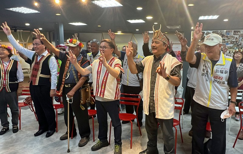 DPP candidate for Taitung County magistrate Liu Chao-hao (劉櫂豪, front, third right) is joined by the Minister of the Council of Indigenous People Icyang Parod (front, fourth right) at a campaign event on Tuesday. They appealed for the support of local Indigenous people. CNA photo Nov. 15, 2022
