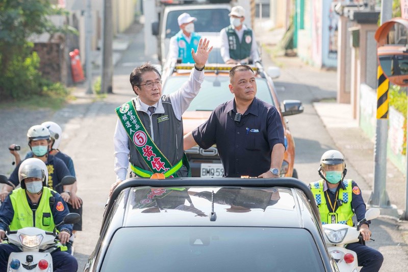 DPP Tainan Mayor Huang Wei-che (黃偉哲, left), who is seeking his second term, canvasses for votes in a motorcade Tuesday. Photo courtesy of Huang Wei-che