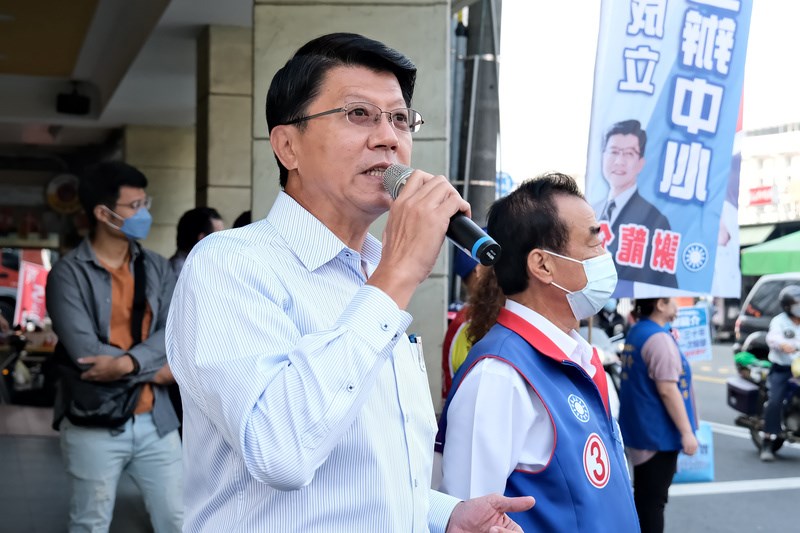 Tainan mayoral candidate Hsieh Lung-chieh (謝龍介, front left) of the KMT speaks on a street in Madou District Tuesday. Photo courtesy of Hsieh Lung-chieh