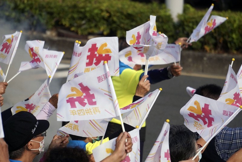 People supporting incumbent Democratic Progressive Party (DPP) Kaohsiung Mayor Chen Chi-mai (陳其邁) wave flags decorated with Chen