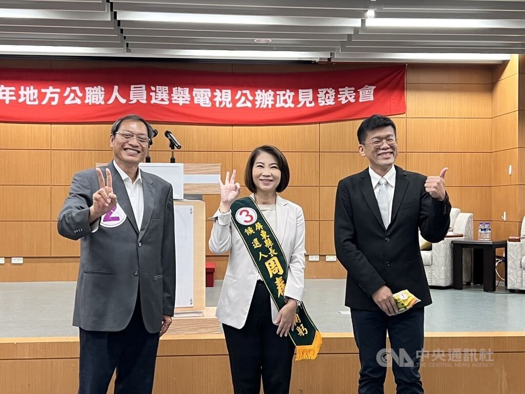 The three candidates for Pingtung County magistrate -- Su Ching-chuan (蘇清泉, left) of the KMT, the DPP