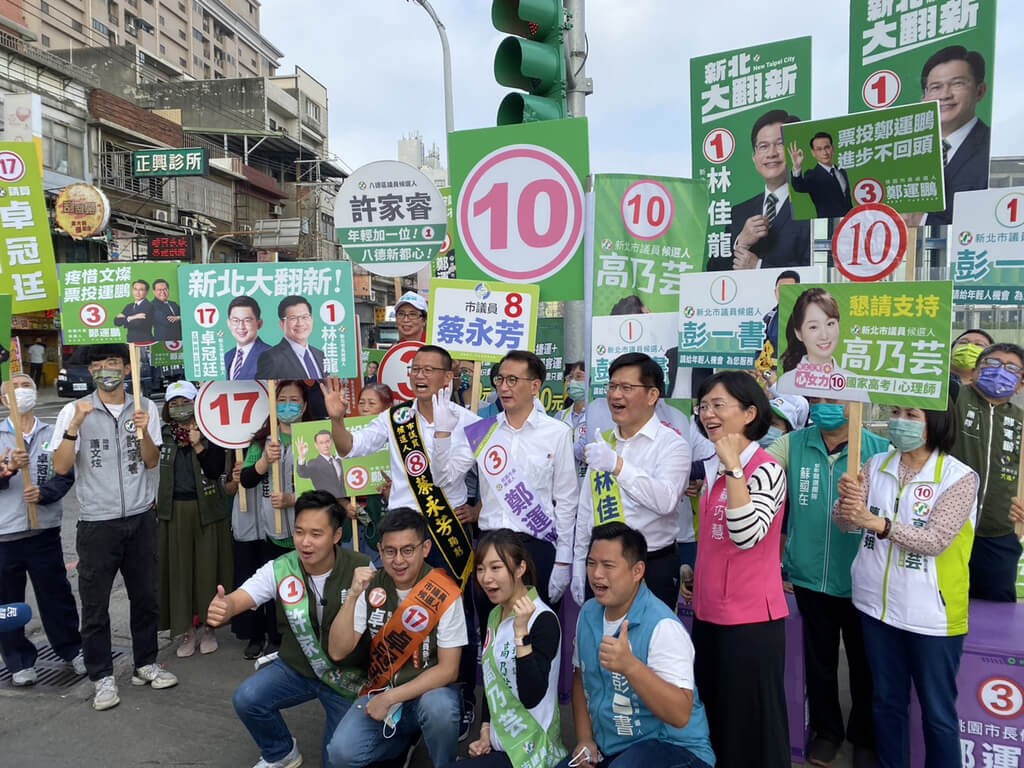Ruling Democratic Progressive Party (DPP) New Taipei mayoral candidate Lin Chia-lung (林佳龍, second right in second row) poses with party candidates running for offices in Taoyuan, at a location in Taoyuan District near New Taipei