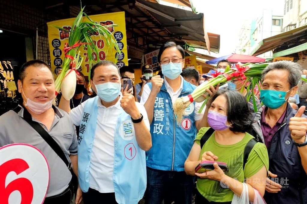 New Taipei Mayor Hou Yu-ih (侯友宜, second left), who is running for reelection, joins the party