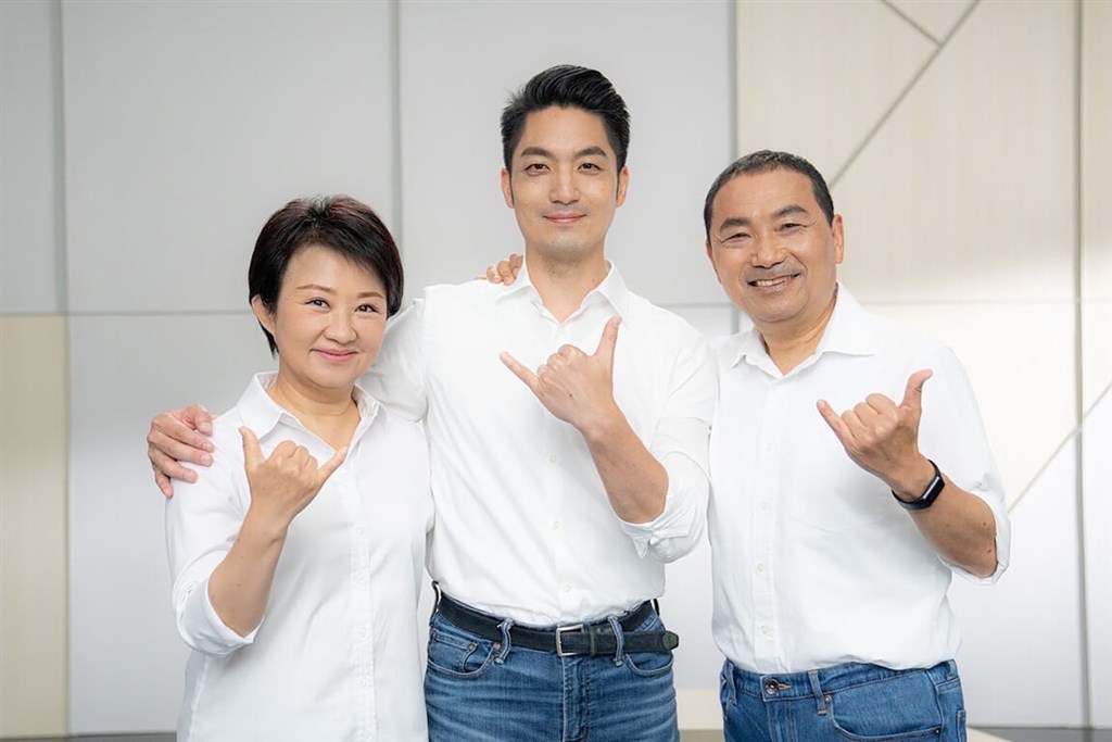 KMT Taichung Mayor Lu Shiow-yen (盧秀燕, left) is pictured with the party
