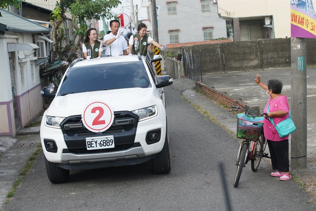 Chiayi County Magistrate Weng Chang-liang (翁章梁, second left) of the DPP, who is running for a second four-year term, joins party candidates in a motorcade campaign event in Lucao and Fanlu townships on Thursday. Photo courtesy of Weng