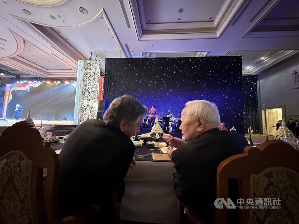 TSMC founder speaks with Blinken at APEC gala - Vimarsana News