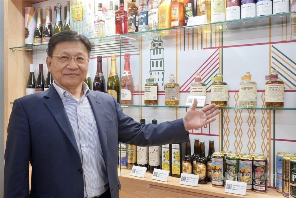 Felix Chiu, Taiwan External Trade Development Council (TAITRA) Market Development Department executive director, welcomes people to learn more about the products showcased at the Lithuanian Products Center. CNA photo Nov. 18, 2022