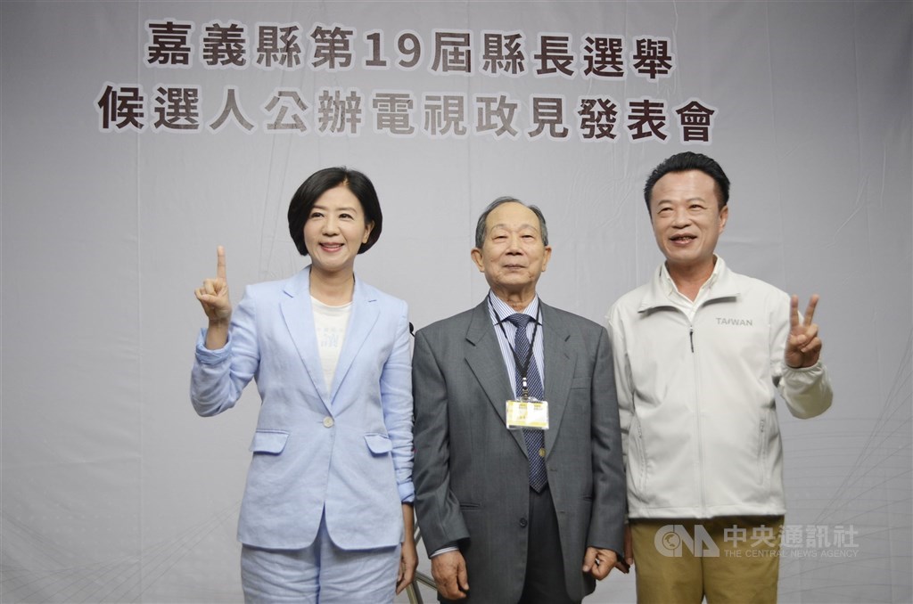 DPP incumbent Chiayi County Magistrate Weng Chang-liang (翁章梁, right), who is seeking a second term, takes a picture with Wang Yu-min (王育敏, left) of the opposition KMT and the presentation host prior to a televised policy presentation on Friday morning. CNA photo Nov. 18, 2022