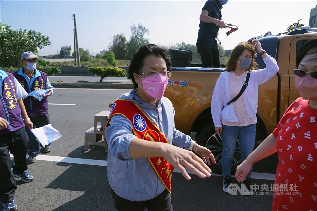 Changhua County Magistrate Wang Hui-mei (王惠美, center) of the KMT campaigns for a second term on Friday. Photo courtesy of Wang Hui-mei