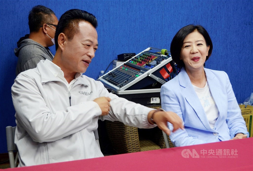 Chiayi County Magistrate Weng Chang-liang (left) of the DPP chats with his main opponent in the local magistrate race, KMT candidate Wang Yu-min, on Friday before a televised policy presentation. CNA photo Nov. 18, 2022