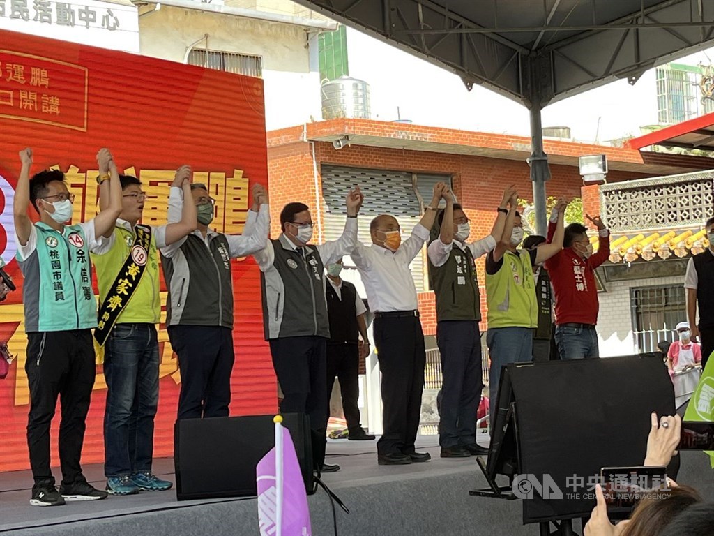 Premier Su Tseng-chang (蘇貞昌, fifth left) attends a campaign event on Saturday at a Taoyuan temple to rally support for the DPP