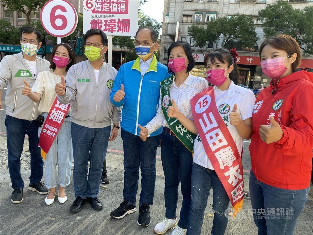 Legislative Yuan Speaker You Si-kun (游錫堃, center) and Lin Chia-lung (林佳龍, third left), who is running for the mayoral race in New Taipei, give thumbs up in Banciao District on Saturday. CNA photo Nov. 19, 2022