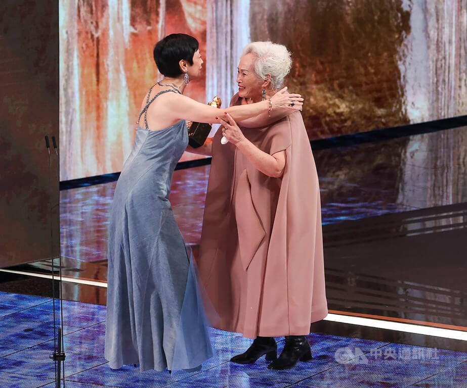 Best supporting actress award winner Kagaw Piling (right) hugs Sylvia Chang after receiving the award for her performance in "GAGA" at the Golden Horse Awards ceremony in Taipei Saturday. CNA photo Nov. 19, 2022