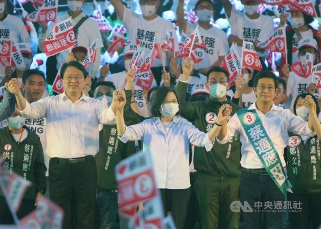 President Tsai Ing-wen (center) and incumbent Democratic Progressive Party Keelung Mayor Lin Yu-chang campaign for the party