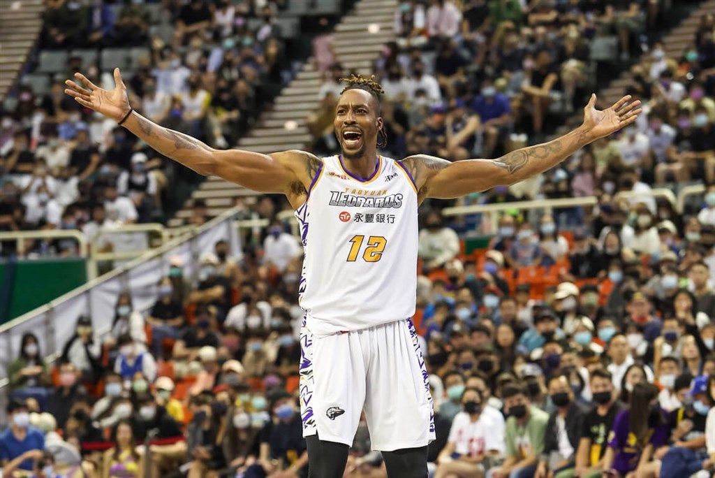 Dwight Howard suffers his first loss in Taiwan with the Taoyuan Leopards on Sunday against the Taichung Suns in Taoyuan. CNA photo Nov. 20, 2022