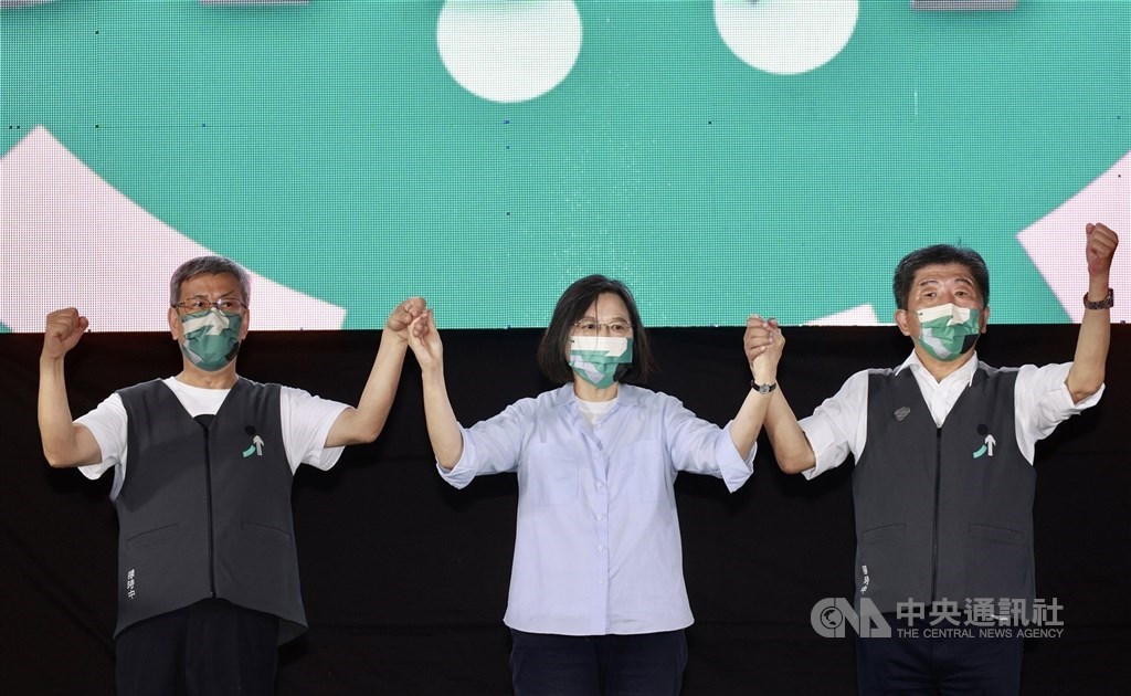 President Tsai Ing-wen (蔡英文, center) teams up with former Vice President Chen Chien-jen (陳建仁, left) to rally for the Democratic Progressive Party