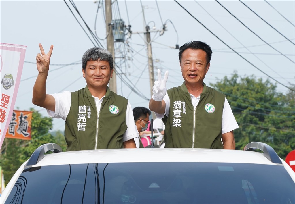 DPP Chiayi County Magistrate Weng Chang-liang (翁章梁, right) campaigns for his reelection alongside Tseng Liang-che (曾亮哲) who is looking to lead the county