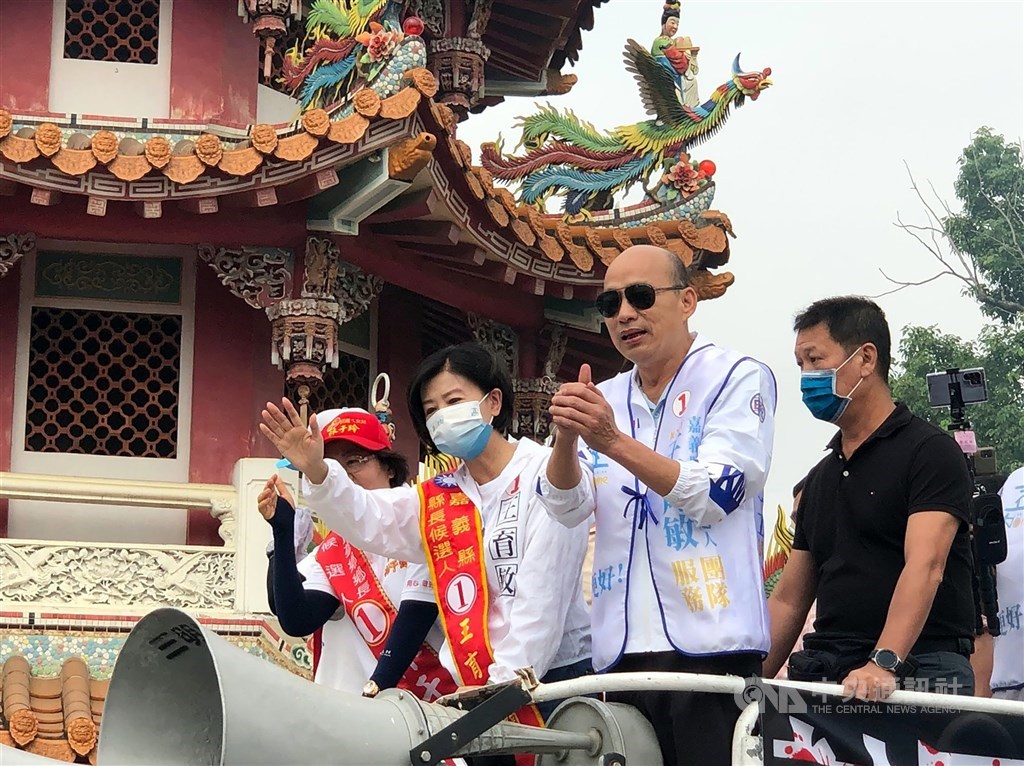 KMT candidate for Chiayi County magistrate Wang Yu-min (王育敏, left) waves on her campaign motorcade alongside former Kaohsiung Mayor Han Kuo-yu (韓國瑜, right). CNA photo Nov. 20, 2022