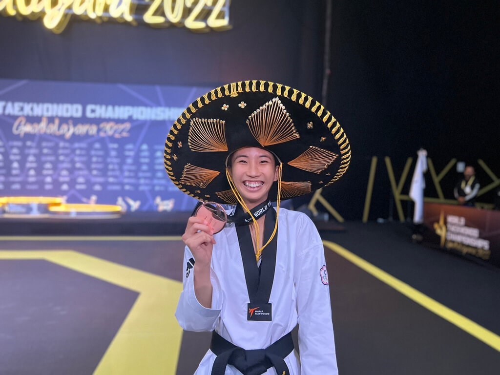 Huang Ying-hsuan shows her bronze medal in Mexico on Sunday with a grin on her face. Photo courtesy of Liu Tsung-ta (劉聰達)