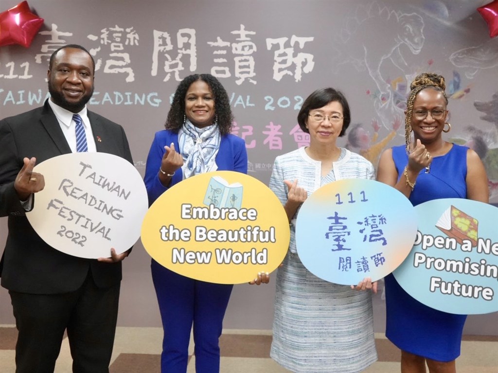From right to left: SVG Ambassador to Taiwan Andrea Bowman, NCL Director-General Tseng Shu-hsien, Belize Ambassador to Taiwan Candice Pitts, and Saint Kitts and Nevis Ambassador to Taiwan Donya Francis. CNA photo Nov. 21, 2022