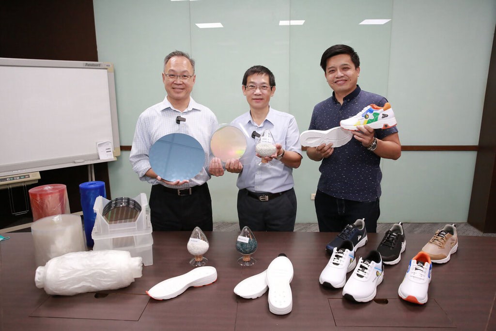 Vice President of the Corporate R&D Center at Advanced Semiconductor Engineering C.P. Hung (from left), Head of NUK