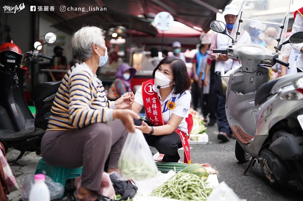 KMT Yunlin Magistrate Chang Li-shan (張麗善, right) greets a vendor in a local market on Tuesday as she campaigns for a second term. Photo taken from Chang Li-shan