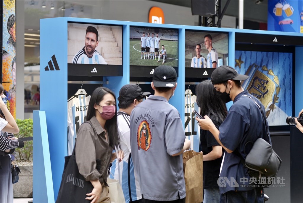 Taiwanese fans take photos with an Argentina national soccer team installation in Taipei. CNA photo Nov. 22, 2022
