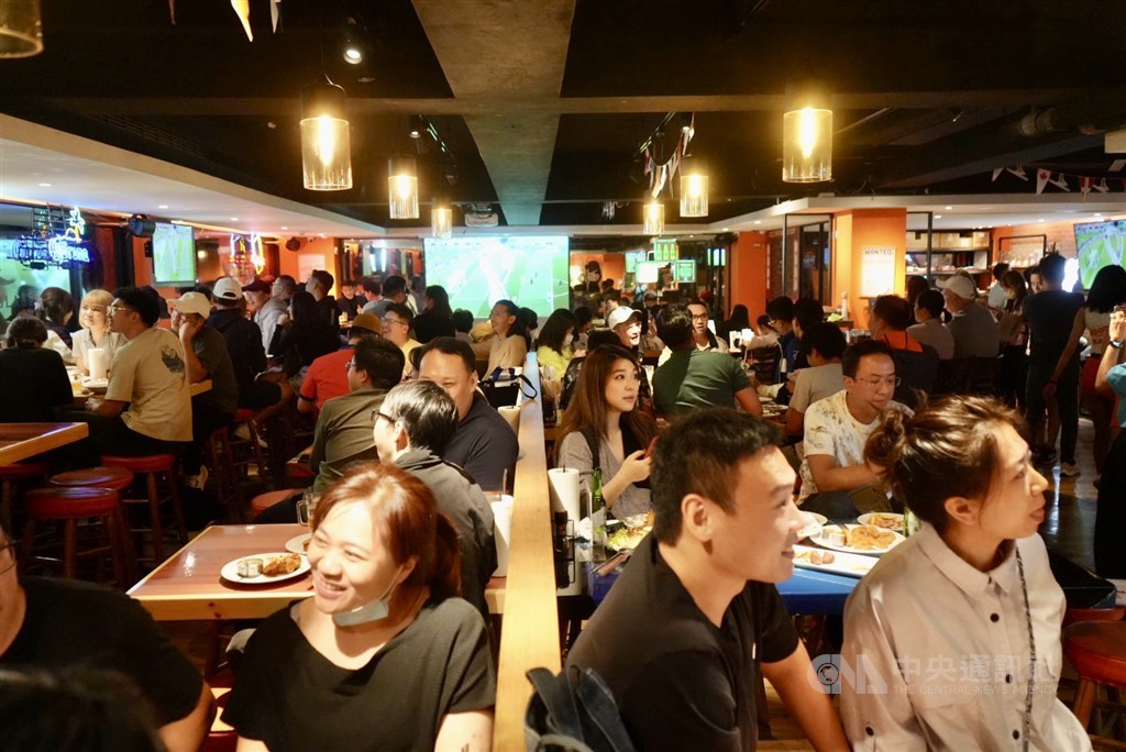 Sports fans pack out Hooters