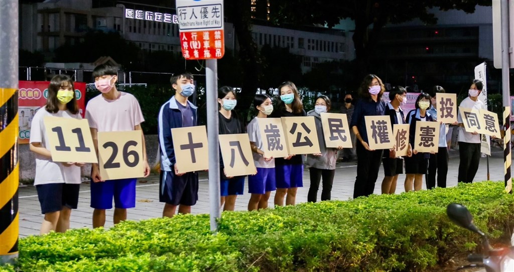 Members of the Kaohsiung Student Union stand at the side of the road Tuesday, holding up Chinese characters that call on Kaohsiung citizens to vote in favor of the referendum on lowering the voting age from 20 to 18 on Nov. 26. Photo courtesy of Kaohsiung Student Union Nov. 22, 2022
