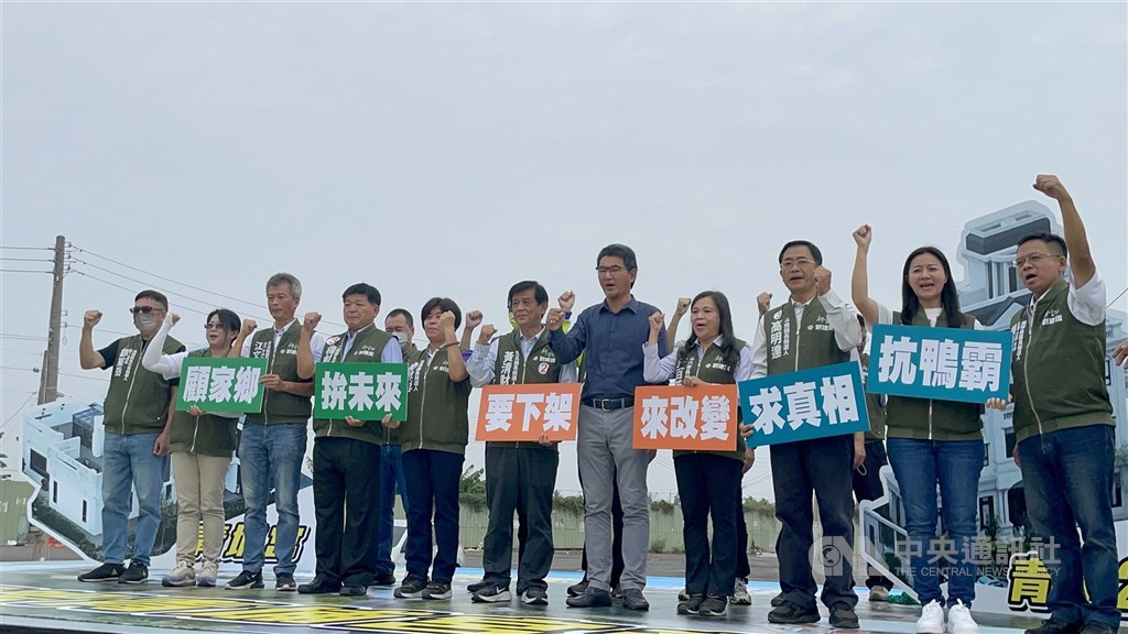 Legislator Liu Chien-kuo (劉建國, fifth right), DPP candidate in the Yunlin magistrate race, canvasses for votes at a rally in Huwei Township on Tuesday. CNA photo Nov. 22, 2022