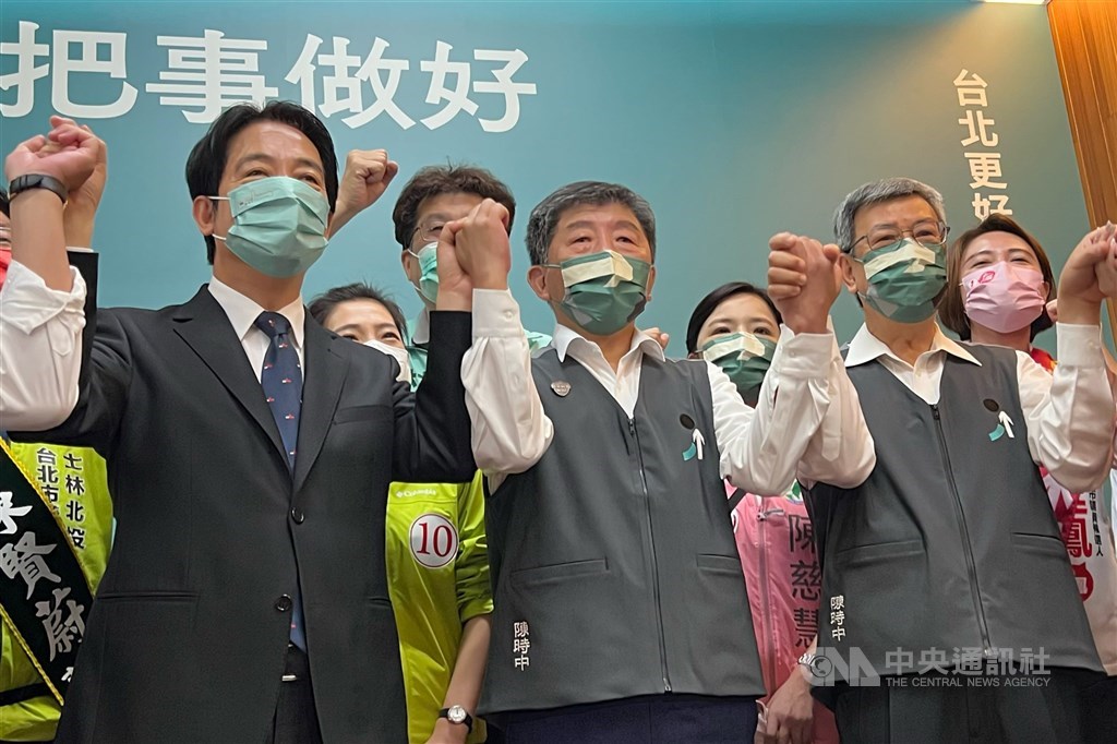 Democratic Progressive Party (DPP) Taipei mayoral candidate Chen Shih-chung (陳時中, center) campaigns with Vice President Lai Ching-te (賴清德, left) and former Vice President Chen Chien-jen (陳建仁, right) on Tuesday. CNA photo Nov. 22, 2022