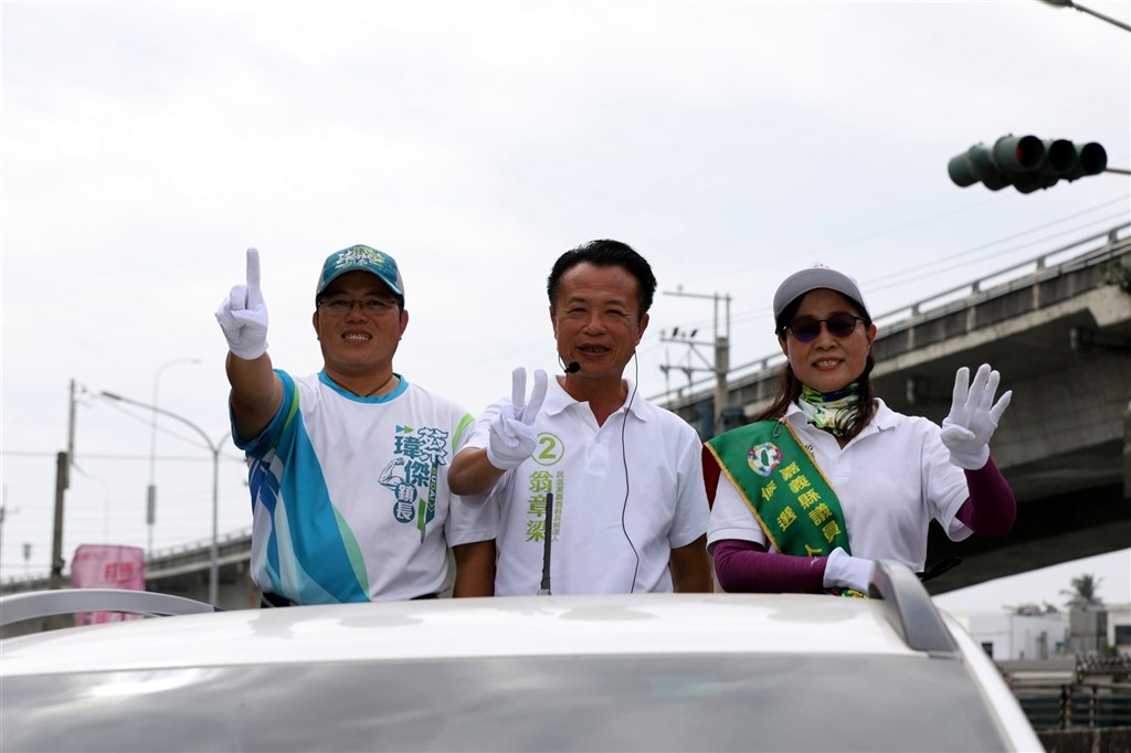 DPP Chiayi Magistrate Weng Chang-liang (翁章梁, center) indicates his election ballot number "two" in a car as he campaigns for votes on Tuesday. Photo courtesy of Weng Chang-liang