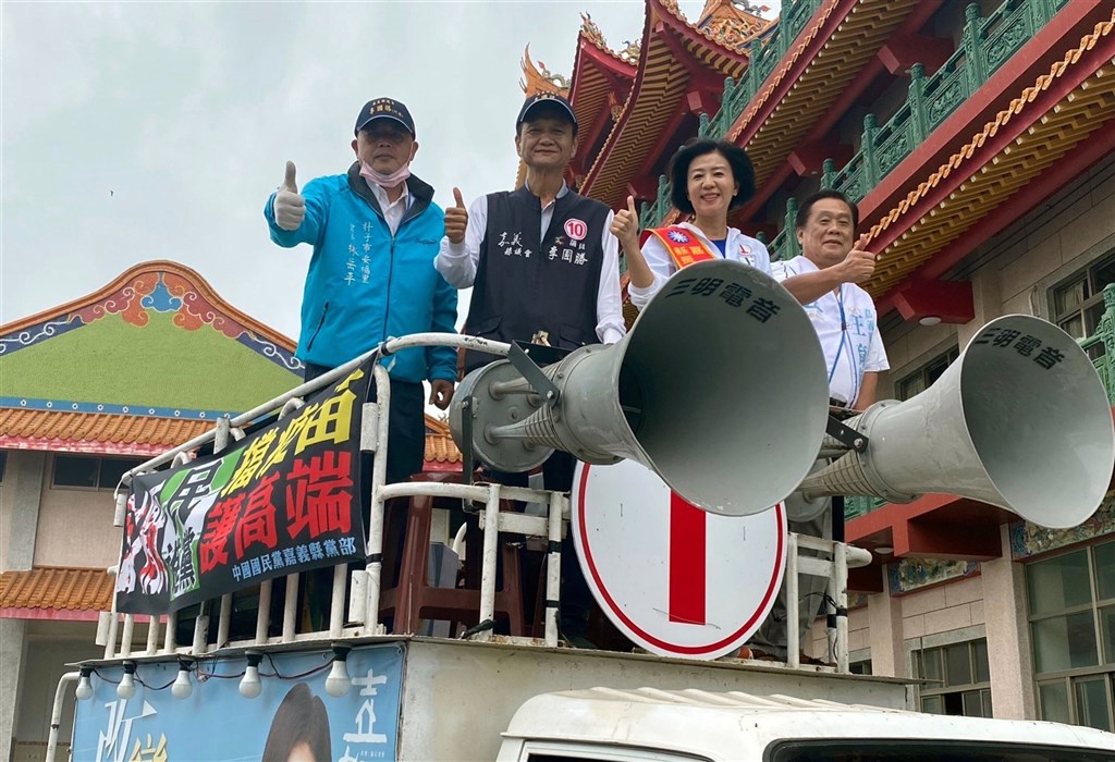 Wang Yu-min (王育敏, second right), KMT candidate in the Chiayi magistrate race, is seen in a campaign motorcade on Tuesday. Photo courtesy of Wang Yu-min