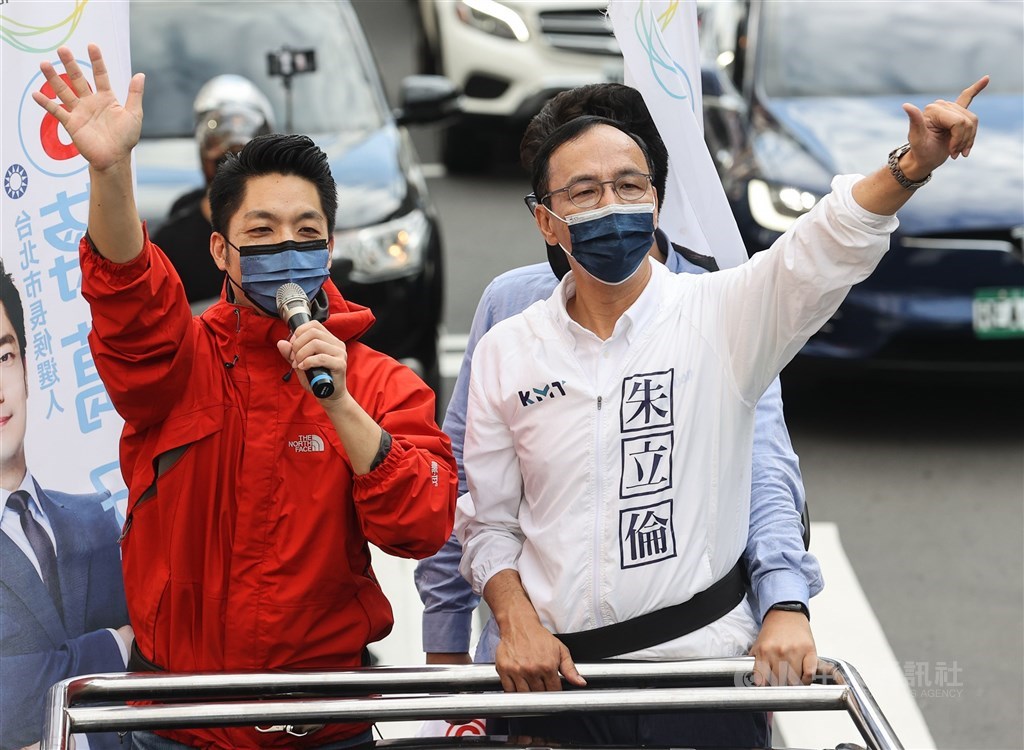 Kuomintang (KMT) candidate for Taipei Mayor Chiang Wan-an (蔣萬安, left) and KMT Chairman Eric Chu (朱立倫) wave to supporters in a campaign motorcade on Tuesday. CNA photo Nov. 22, 2022