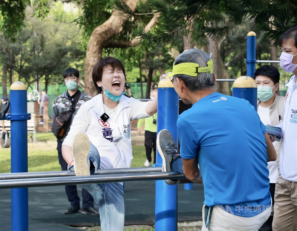 Independent candidate for Taipei Mayor Huang Shan-shan (黃珊珊, left) exercises and canvasses for votes at Youth Park in Wanhua District, Taipei Tuesday morning. CNA photo Nov. 22, 2022