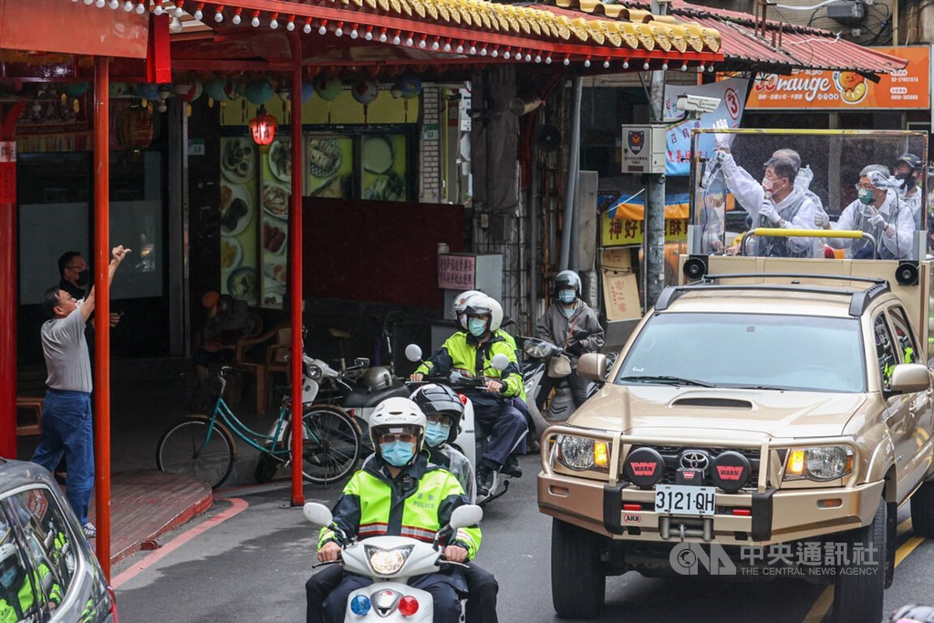 A man gives a thumb down as the campaign motorcade of DPP Taipei mayoral candidate Chen Shih-chung (陳時中, second right) passes through the city