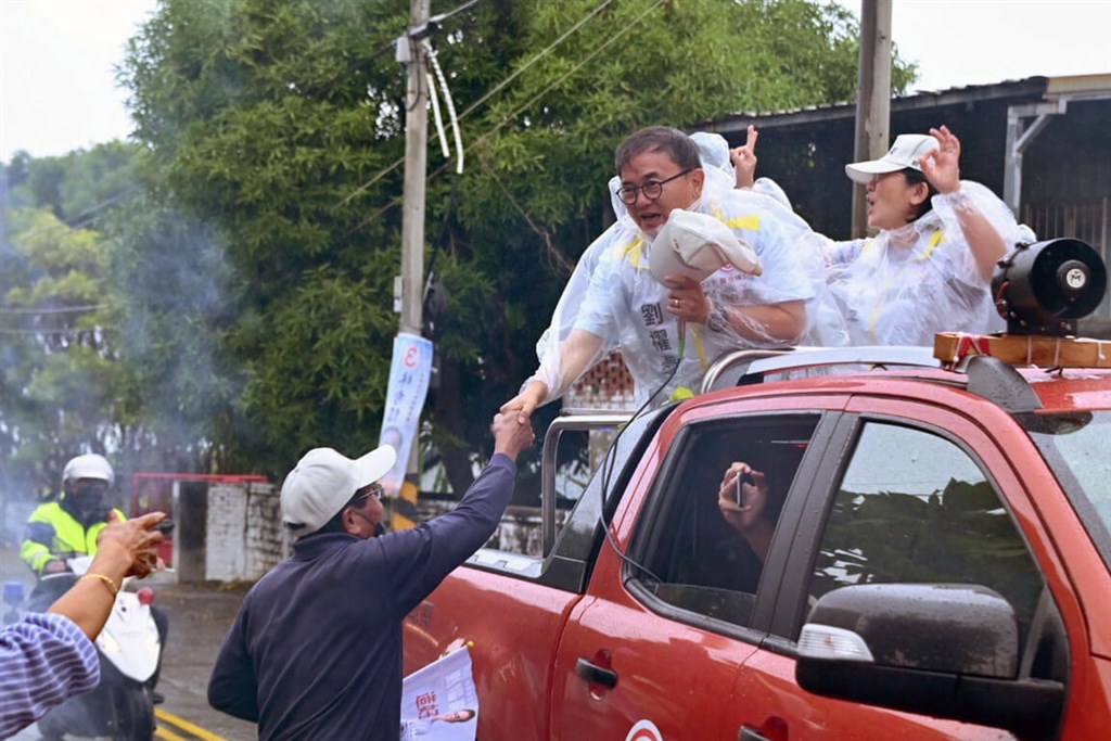 DPP candidate for Taitung County magistrate Liu Chao-hao (劉櫂豪), shakes hands with a supporter from a campaign vehicle in the southeastern county on Wednesday. Photo courtesy of Liu