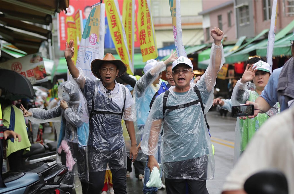 DPP Hsinchu County magistrate candidate Chou Chiang-chieh (周江杰, front left) on Wednesday walks along a road as he starts day three of a five-day campaign across the county on foot. Photo courtesy of Chou