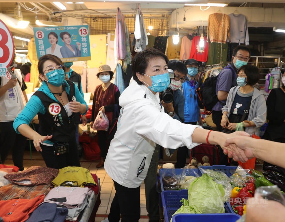 Independent Taipei mayoral candidate Huang Shan-shan (黃珊珊, front) shakes hands with a vendor at Songjiang Market in Zhongshan District on Wednesday. CNA photo Nov. 23, 2022