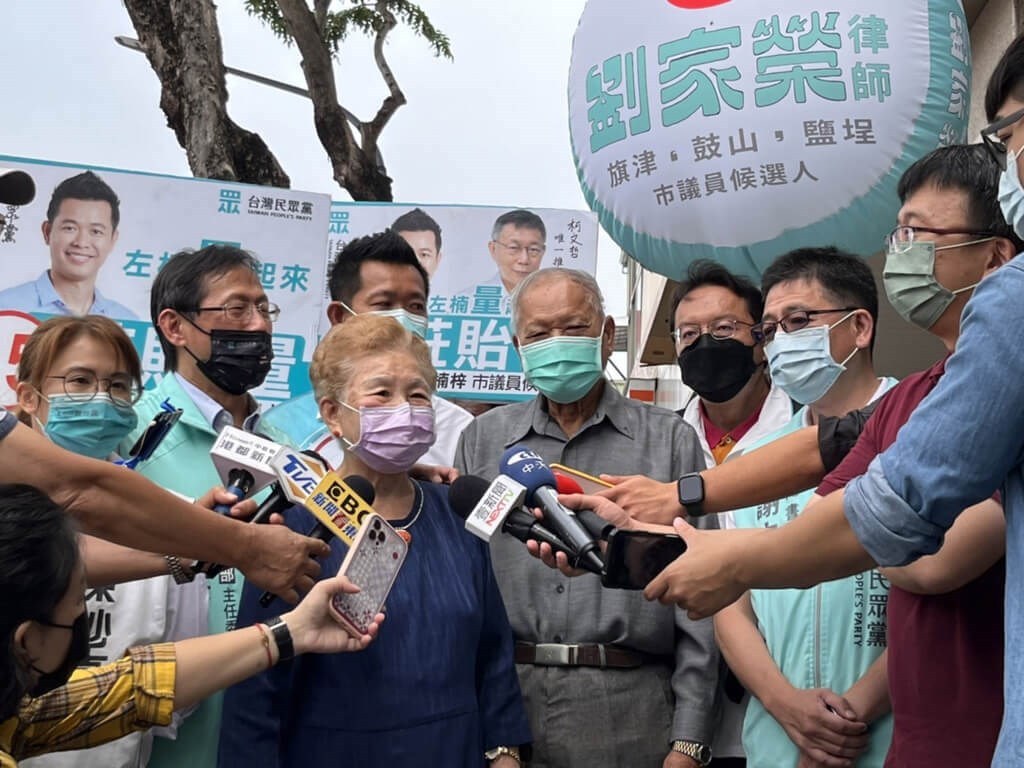 The parents of Taipei Mayor Ko Wen-je speak to reporters in Kaohsiung as they campaign for TPP candidates for the city council on Thursday. Photo courtesy of TPP