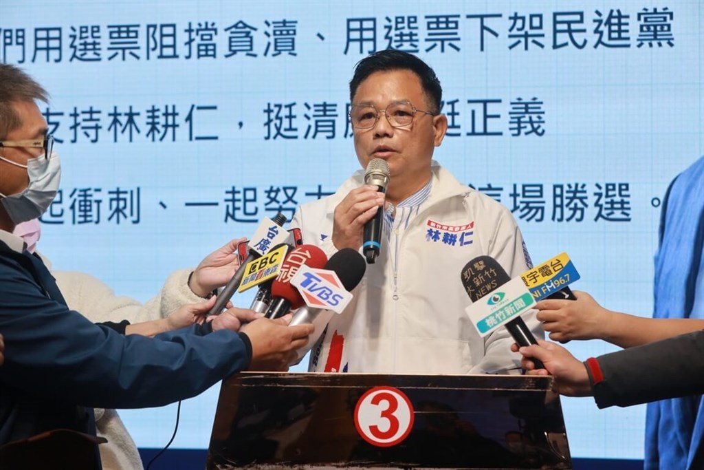 KMT Hsinchu City mayoral candidate Lin Ken-jeng (林耕仁, center) calls for unity within his party at a news conference held in the northern city on Thursday. He made the call in response to Deputy Hsinchu City Council Speaker Yu Pang-yen (余邦彥) of the KMT, who voiced his support for TPP candidate Kao Hung-an (高虹安) in recent online posts. Photo courtesy of Lin