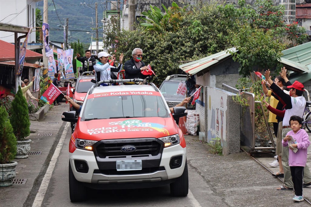 DPP Hualien County magistrate candidate Kolas Yotaka (left) greets residents while campaigning in the southern part of the eastern county on Thursday. Photo courtesy of Kolas Yotaka