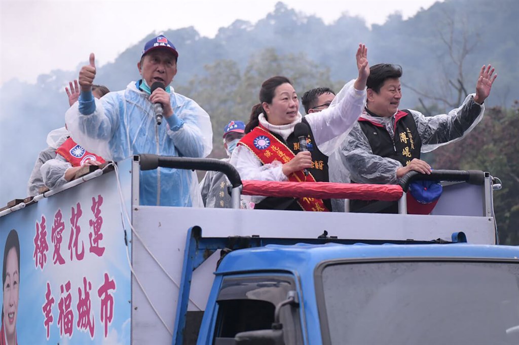 Incumbent Hualien County Magistrate Hsu Chen-wei (徐榛蔚, center) of the KMT and her husband Legislator Fu Kun-chi (傅崐萁, right) wave to local residents as they campaign on a motorcade in the eastern county on Thursday. Photo courtesy of Hsu