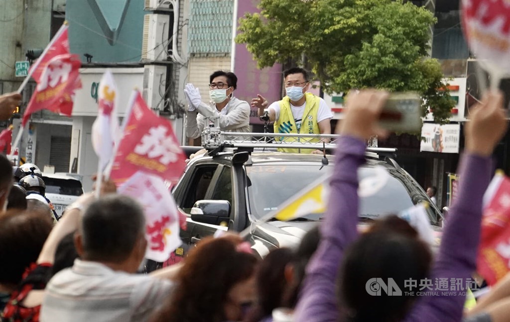 Incumbent Kaohsiung Mayor Chen Chi-mai (陳其邁, left) of the DPP and Legislator Chao Tien-lin (趙天麟) are pictured on a vehicle during a motorcade campaign in the southern port city on Thursday. CNA photo Nov. 24, 2022