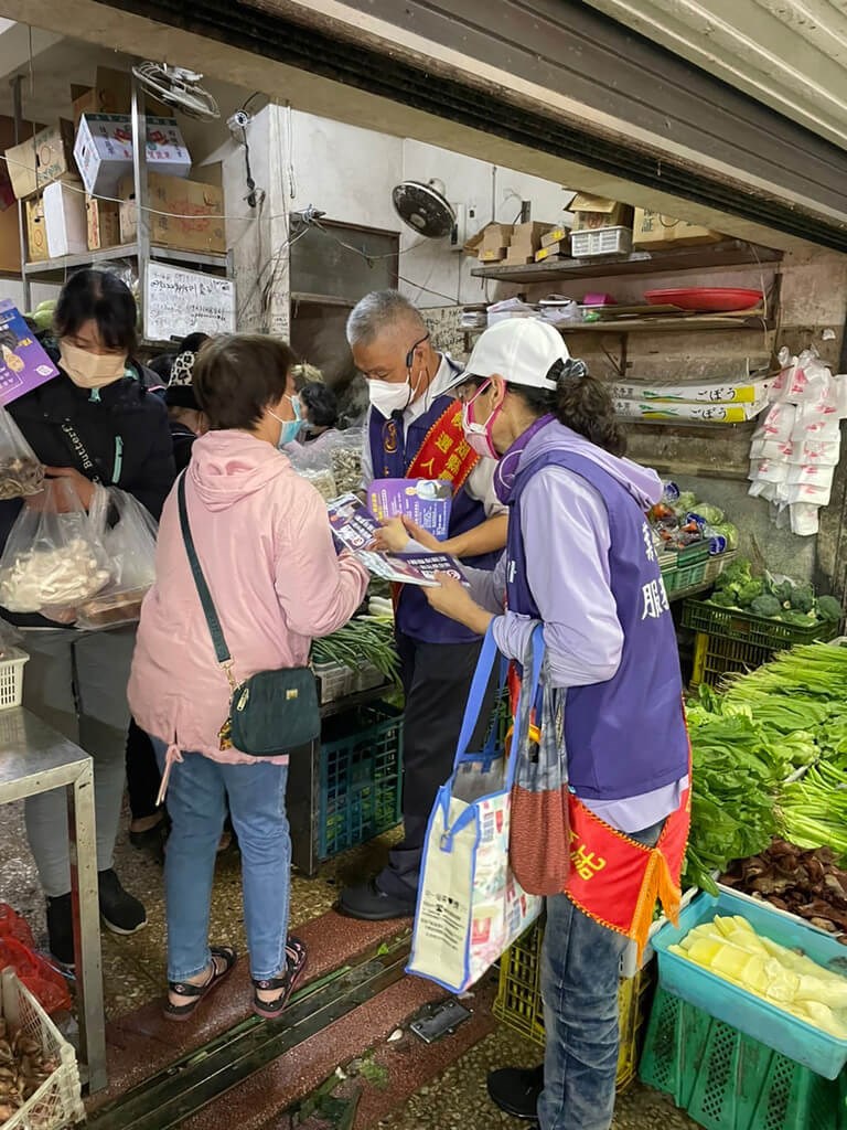 Independent candidate for Penghu County magistrate Yeh Zhu-lin (葉竹林, second right), who is currently the mayor of township-level Magong City, chats with a woman while campaigning at a local market on Thursday. Photo courtesy of Yeh