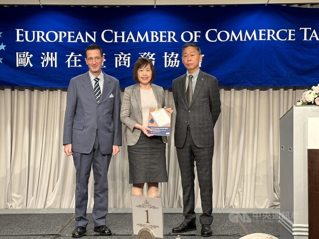 Kao Shien-quey (center), Deputy Minister of the National Development Council, receives on Friday from Henry Chang (right), chairman of the European Chamber of Commerce Taiwan, the group
