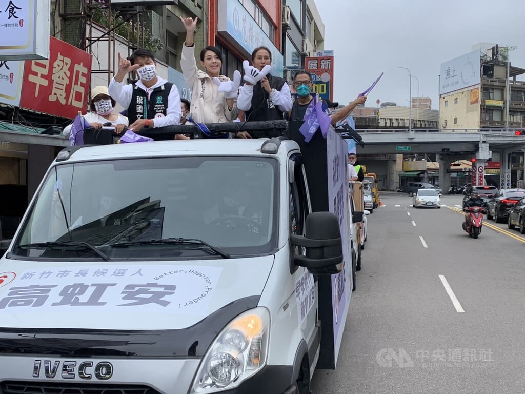 TPP Hsinchu City mayoral candidate Kao Hung-an (third left) is joined by independent Legislator Kao Chin Su-mei (fourth left) during her campaign on Friday. CNA photo Nov. 25, 2022