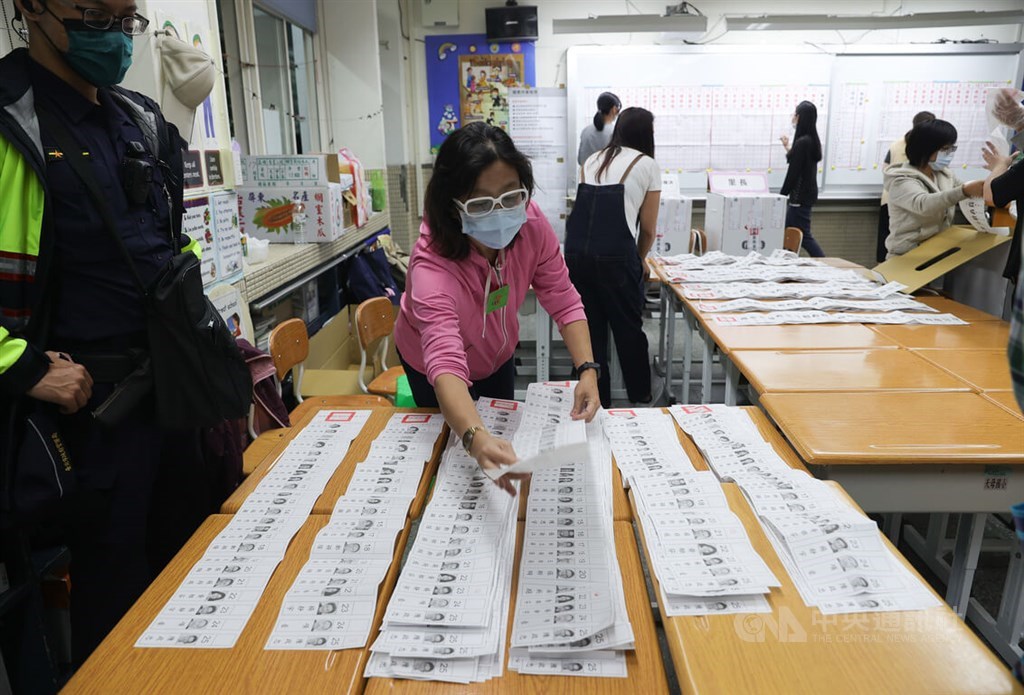 A polling station worker sorts out ballots cast for city councilors when votes were being counted after 4 p.m. in Taipei. CNA photo Nov. 26, 2022