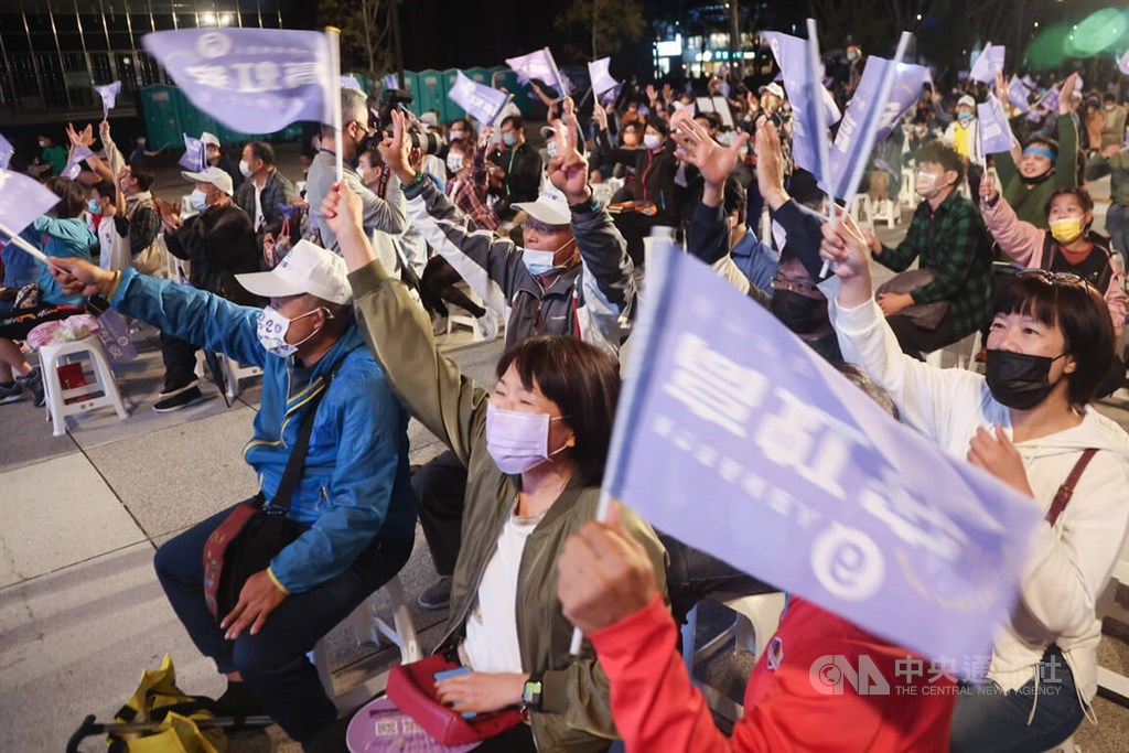 Supporters of TPP Hsinchu City mayoral candidate Kao Hung-an gather outside her campaign headquarters to follow vote counting in Saturday